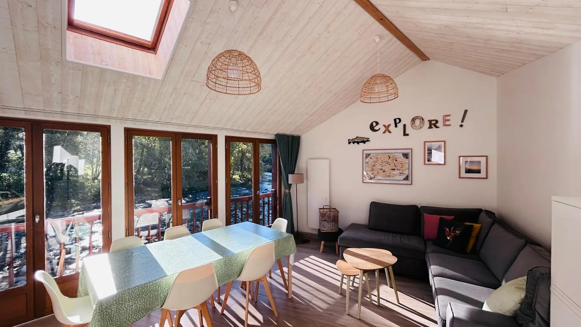 Vue Imprenable Sur La Riviere. Villa Sarrancolin